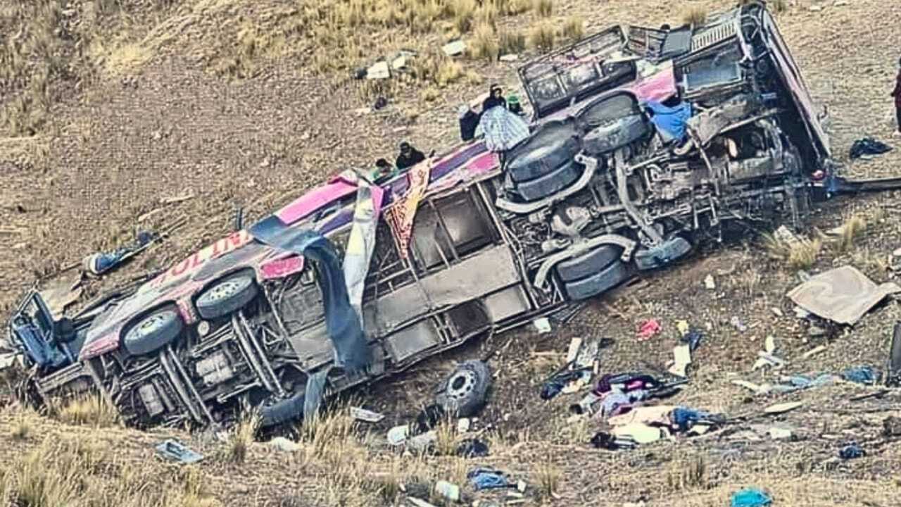 Al menos 21 muertos y 20 heridos tras la caída de un autobús a un abismo en Perú