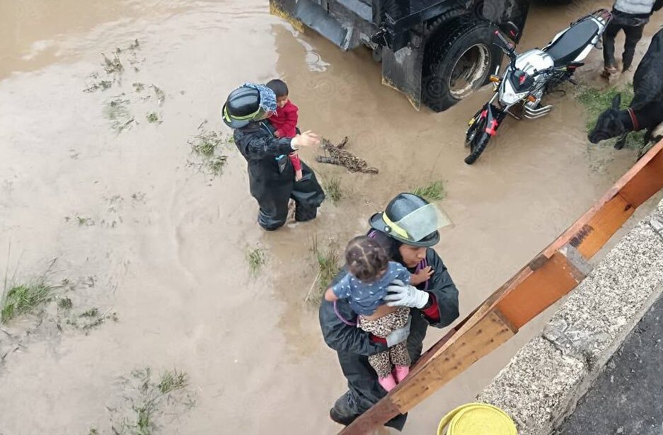 Desbordamiento de barrancas en Amozoc deja decenas de viviendas inundadas y familias atrapadas