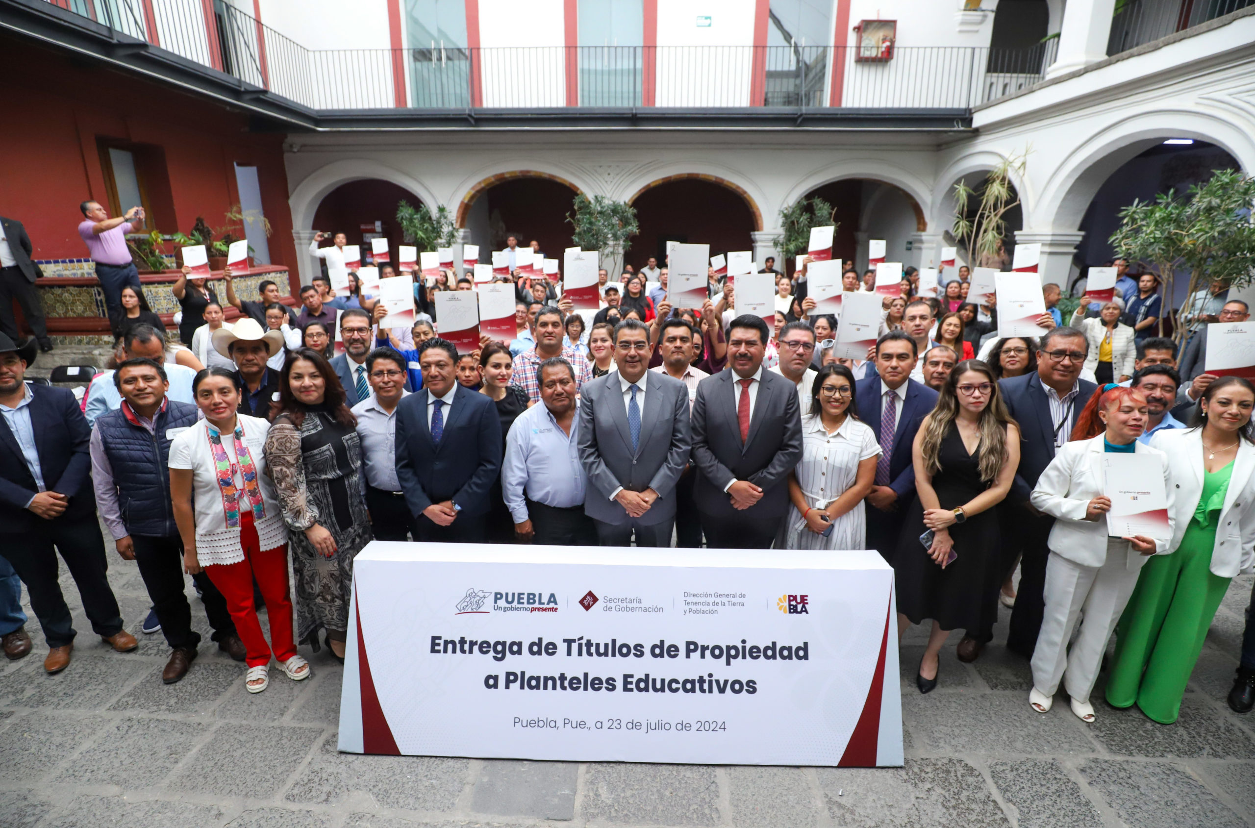 Títulos de propiedad a planteles educativos de Puebla