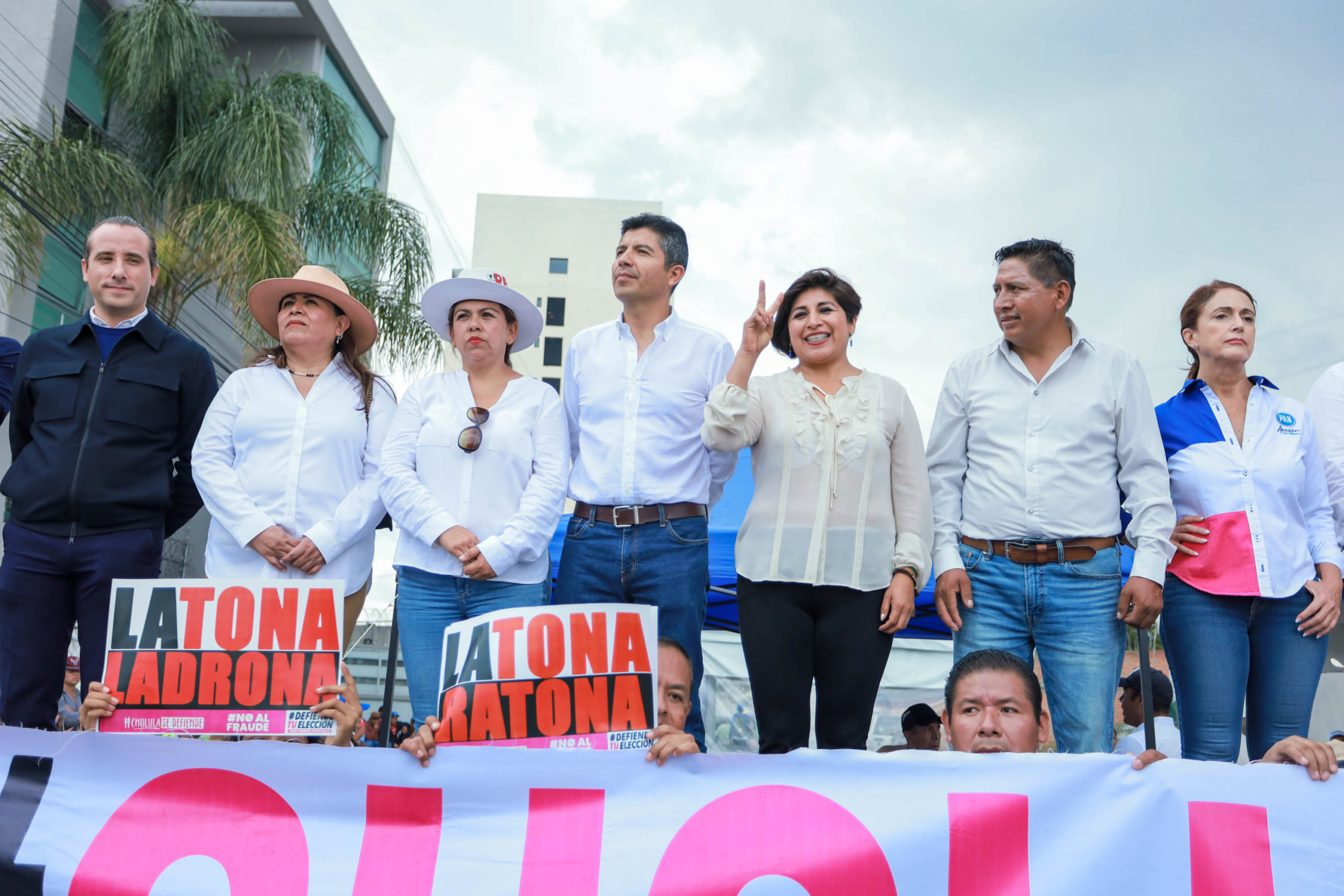 Roxana Luna Porquillo, caminata desde Cholula hacia el TEEP