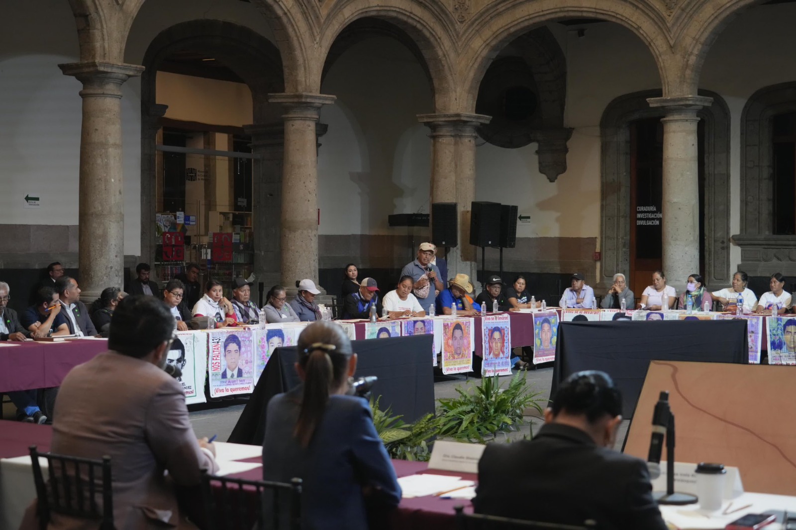 Sheinbaum se reúne con familiares de normalistas de Ayotzinapa