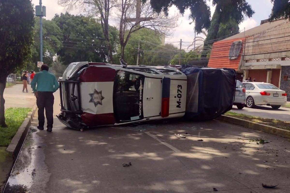 Patrulla de Tecomatlán sufre volcadura en una de las colonias de Puebla