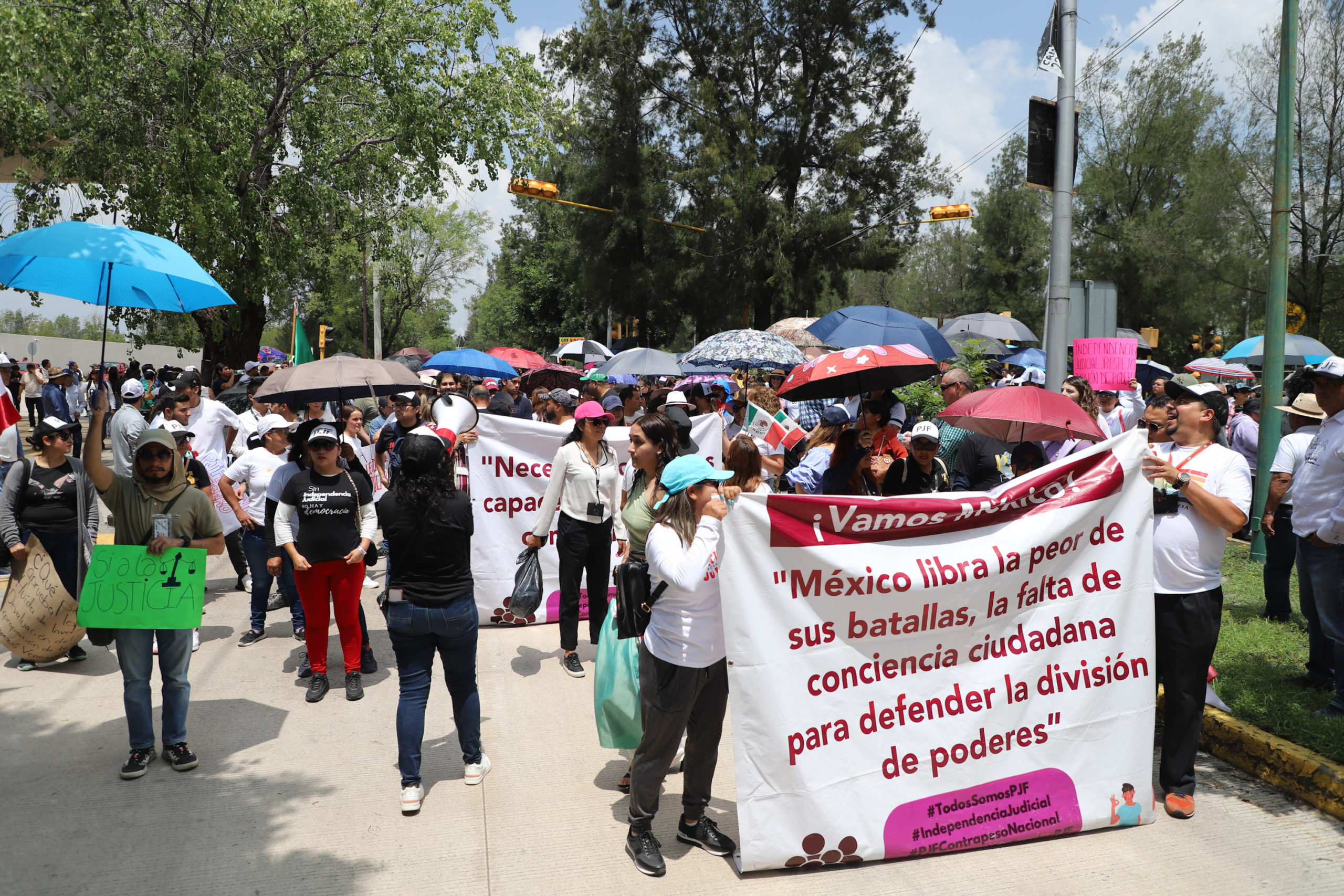 Estudiantes de Ibero Puebla protestan contra la reforma judicial por temor a pérdida de libertades