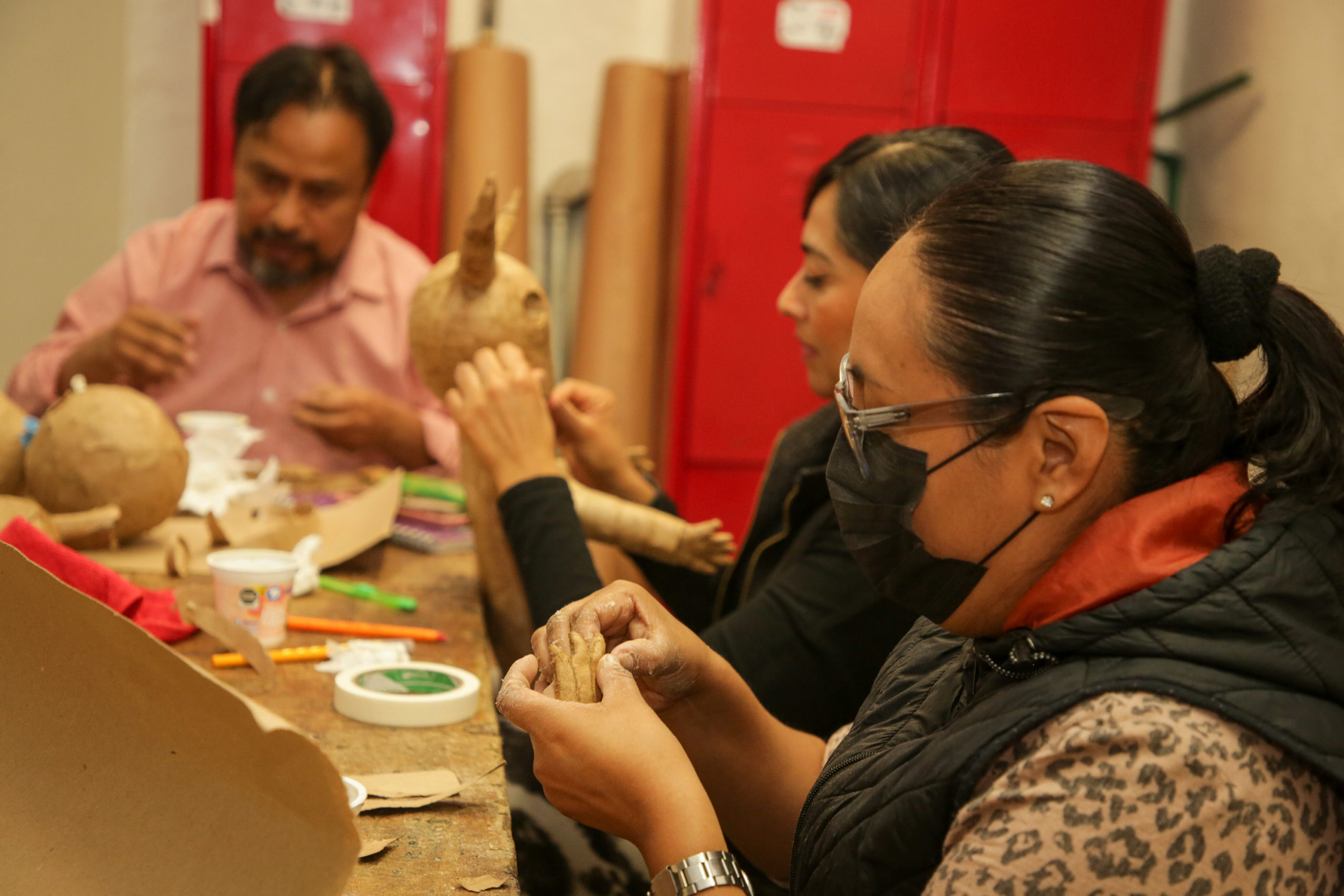 Con taller, expoventa y charlas, Secretaría de Cultura fomenta arte de cartonería