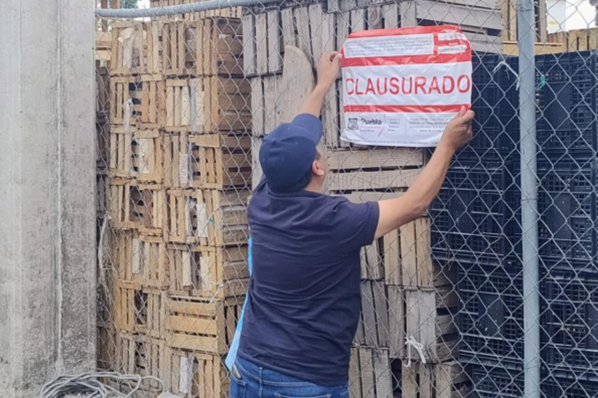 Ayuntamiento de Puebla clausura obra irregular en zona de la Central de Abasto