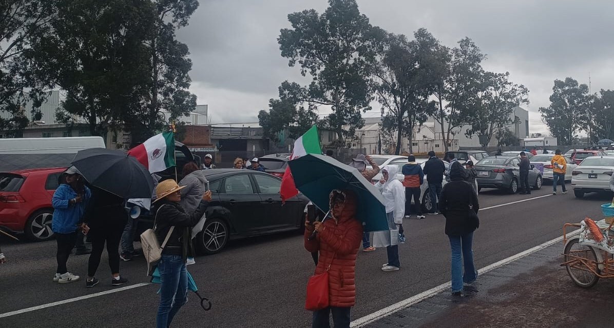 Trabajadores del Poder Judicial bloquean la autopista México-Puebla