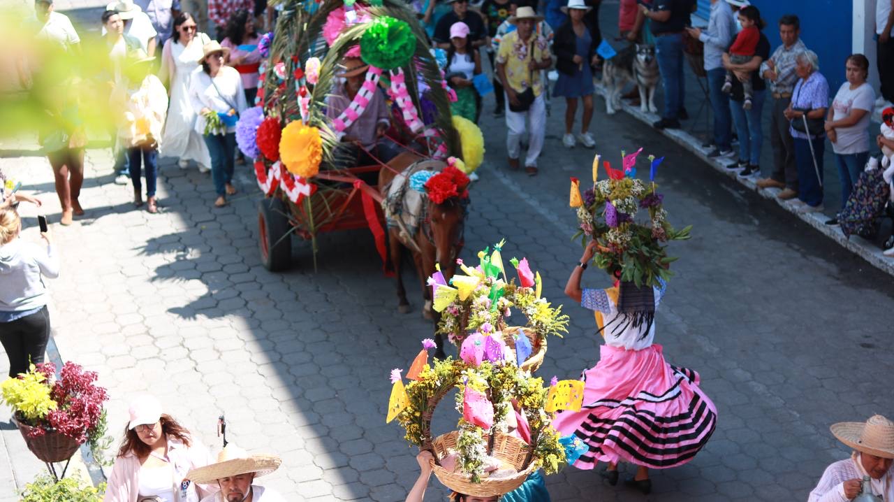 Danzantes invitan al Huey Atlixcáyotl en tradicional Convite por las calles de Atlixco, Puebla