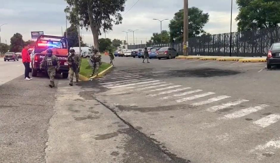 Según los reportes, cerca de las cuatro de la mañana, el personal de guardia que se encontraba al interior del C5, la base de operaciones de los mandos de seguridad del estado, se sorprendió al ver que un vehículo en el estacionamiento exterior comenzó a arder en llamas, por lo que de inmediato solicitaron apoyo a los bomberos.