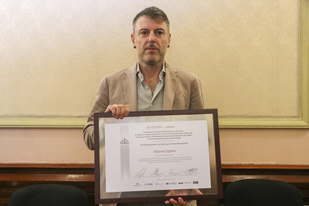 Gobiernos estatal y federal premian la obra literaria de Alberto Spiller