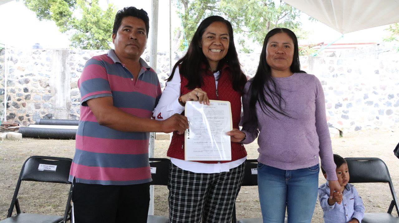 Ariadna Ayala realiza justicia social al entregar calentadores solares en Atlixco.