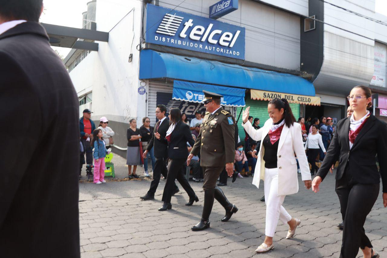 Ariadna Ayala encabeza desfile cívico-militar en Atlixco por el 214 aniversario de la Independencia de México