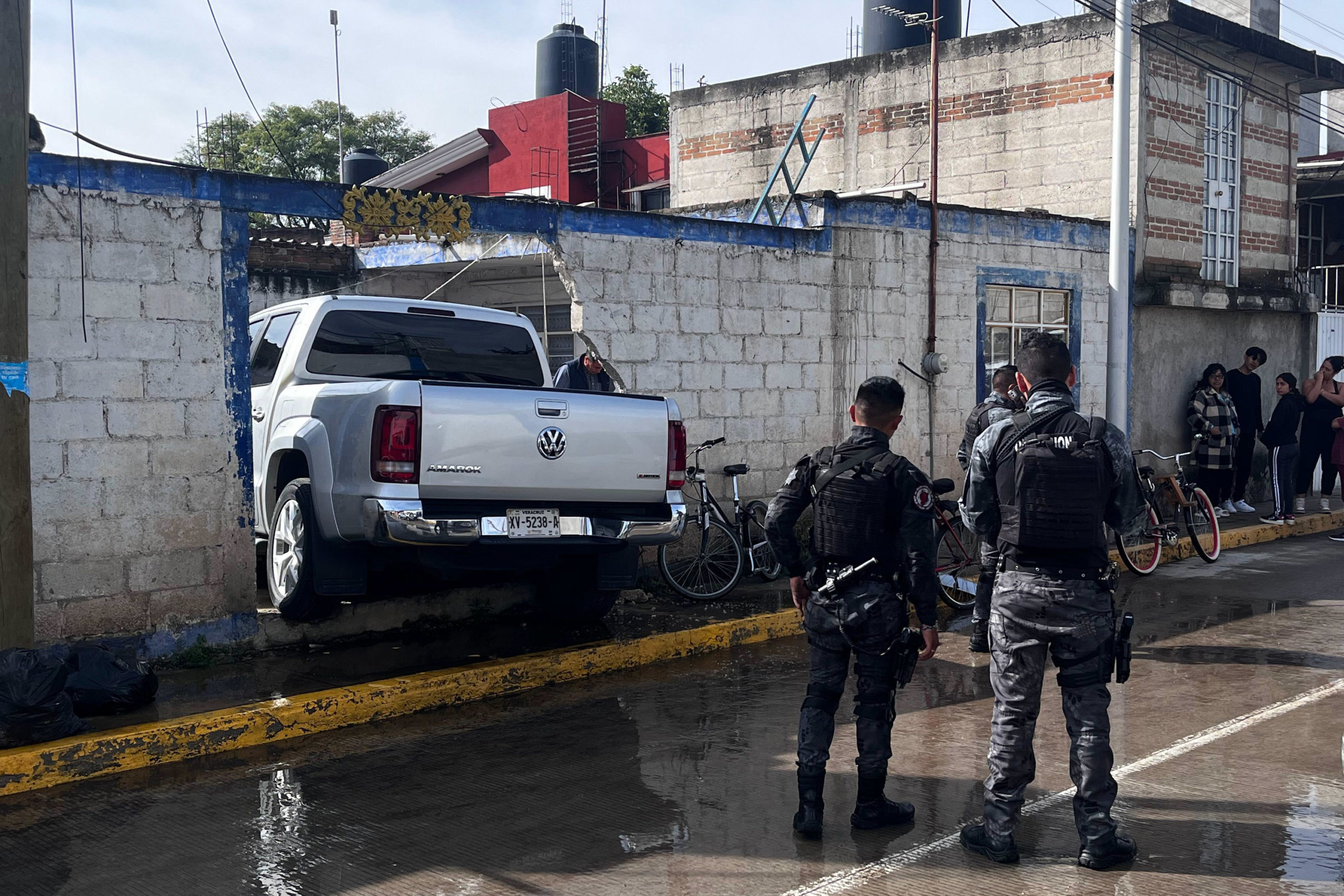 Mujer estrella su camioneta contra una barda al escapar de asaltantes en San Pedro Cholula