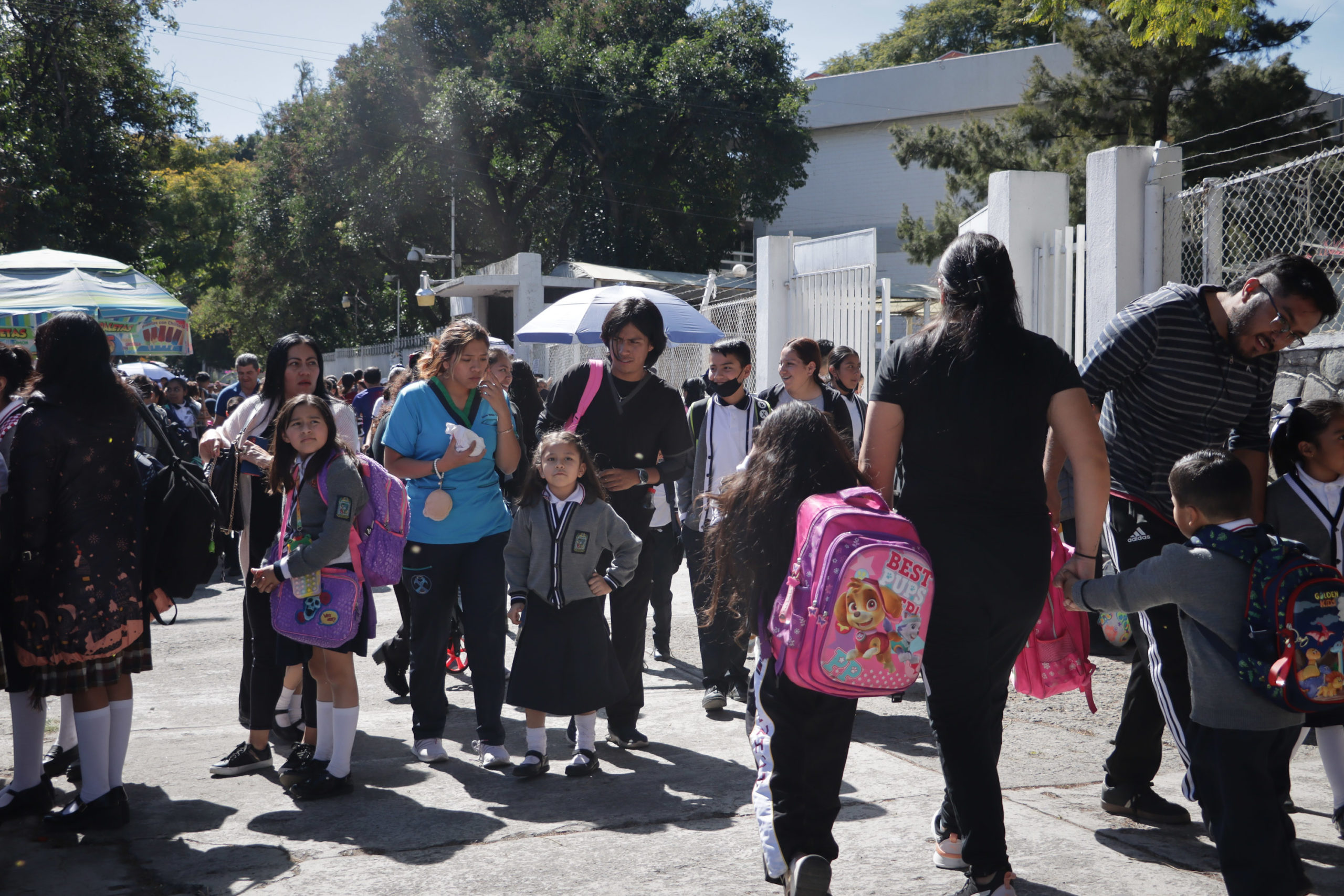 Alumnos saliendo de clases en Puebla