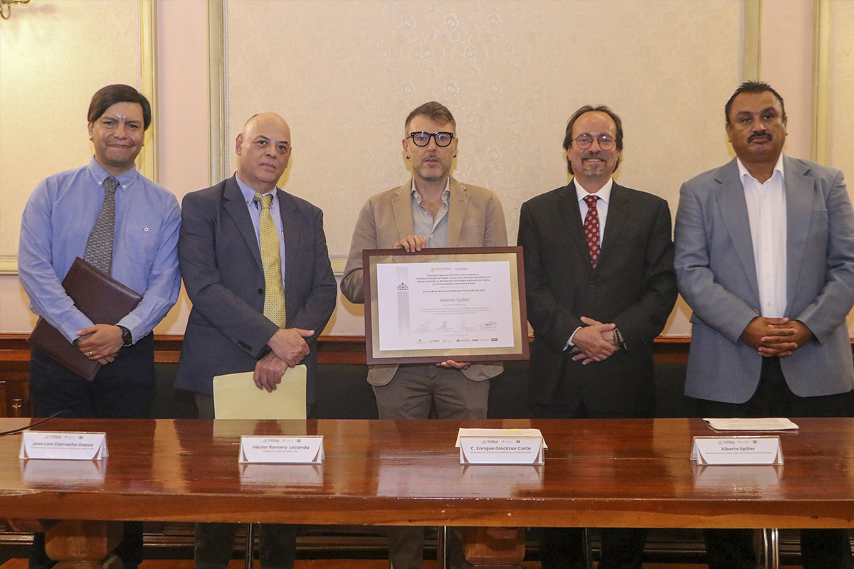 Gobiernos estatal y federal premian la obra literaria de Alberto Spiller