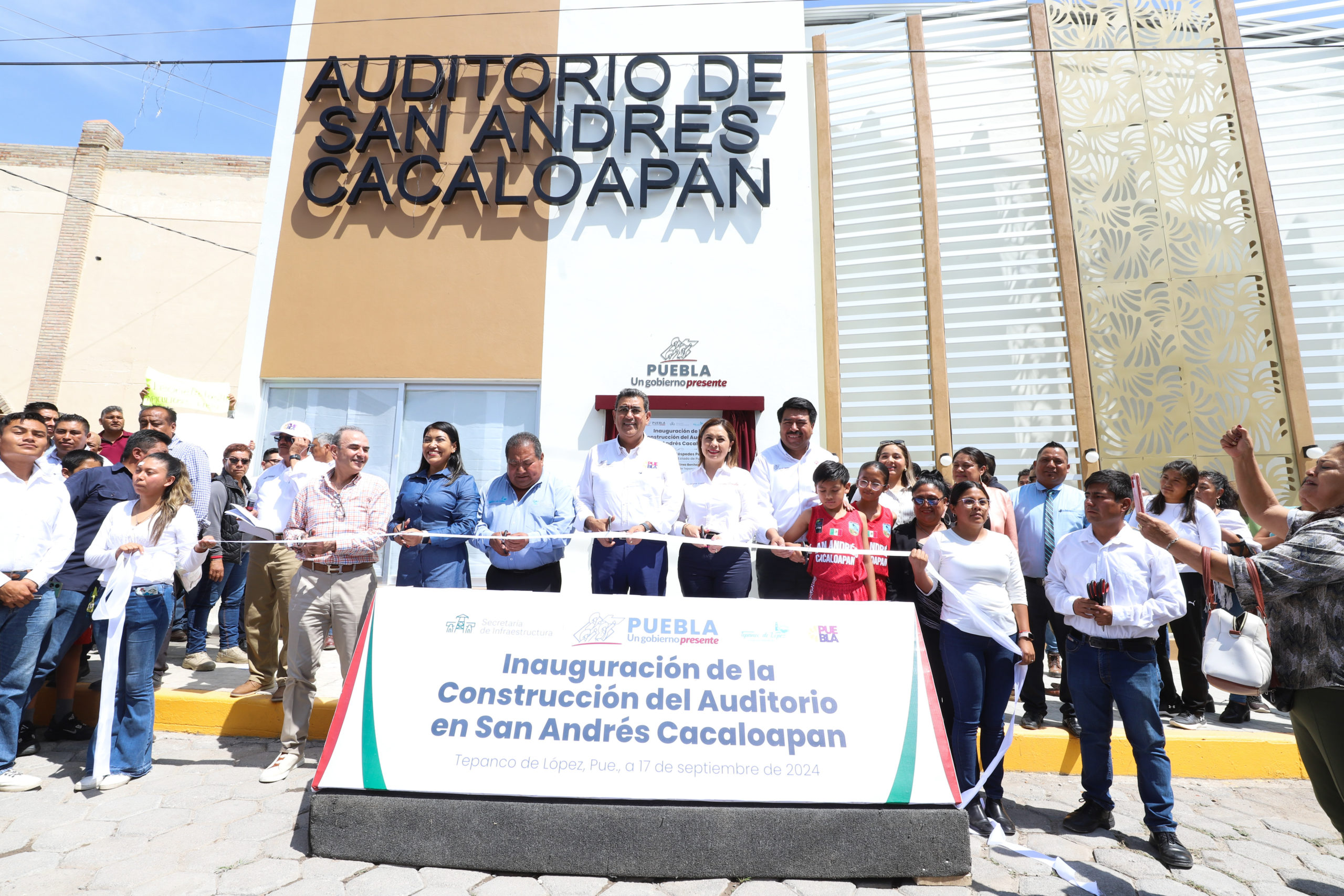 Sergio Salomón Céspedes inaugura el auditorio en San Andrés Cacaloapan