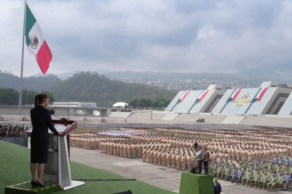 Actualmente, celebró que, con la Cuarta Transformación, el Ejército ha visto más participación de las mujeres en todos los ámbitos y confió en que esto siga así para que las mujeres se desenvuelvan en la vida militar con la capacidad que las caracteriza. Recordó que, a diferencia de otros Ejércitos en el mundo, el mexicano no tiene su origen en las élites y nació del pueblo para el pueblo en cada una de las transformaciones previas a la Cuarta Transformación: La Independencia, la Reforma y la Revolución Mexicana. “Nuestro ejército nació en contra de un Golpe de Estado. Es decir, las instituciones de las que ustedes forman parte, a diferencia de muchos otros ejércitos en el mundo no viene de las élites, sino que tiene un origen popular y este se ha mantenido hasta nuestra fecha. Por eso coincido cuando el Presidente López Obrador, dice: la soldada, el soldado, el ejército mexicano, es pueblo uniformado. Y eso no solo es un orgullo, sino que es una fortuna”, aseveró.