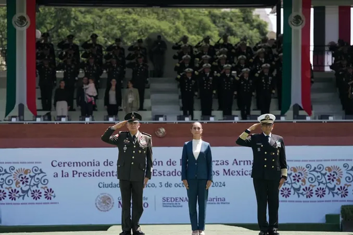 Claudia Sheinbaum Pardo recibe salutación de las Fuerzas Armadas Mexicanas como primera presidenta de México y comandanta suprema