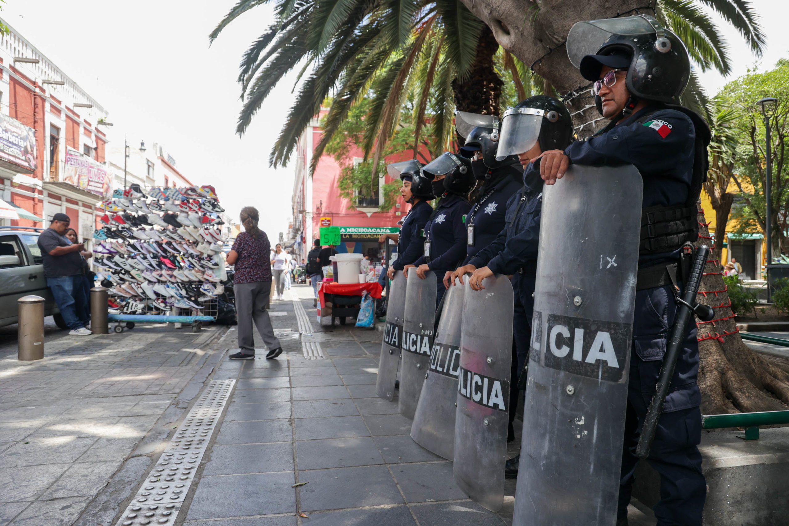 Policías municipales resguardan zona de ambulantes