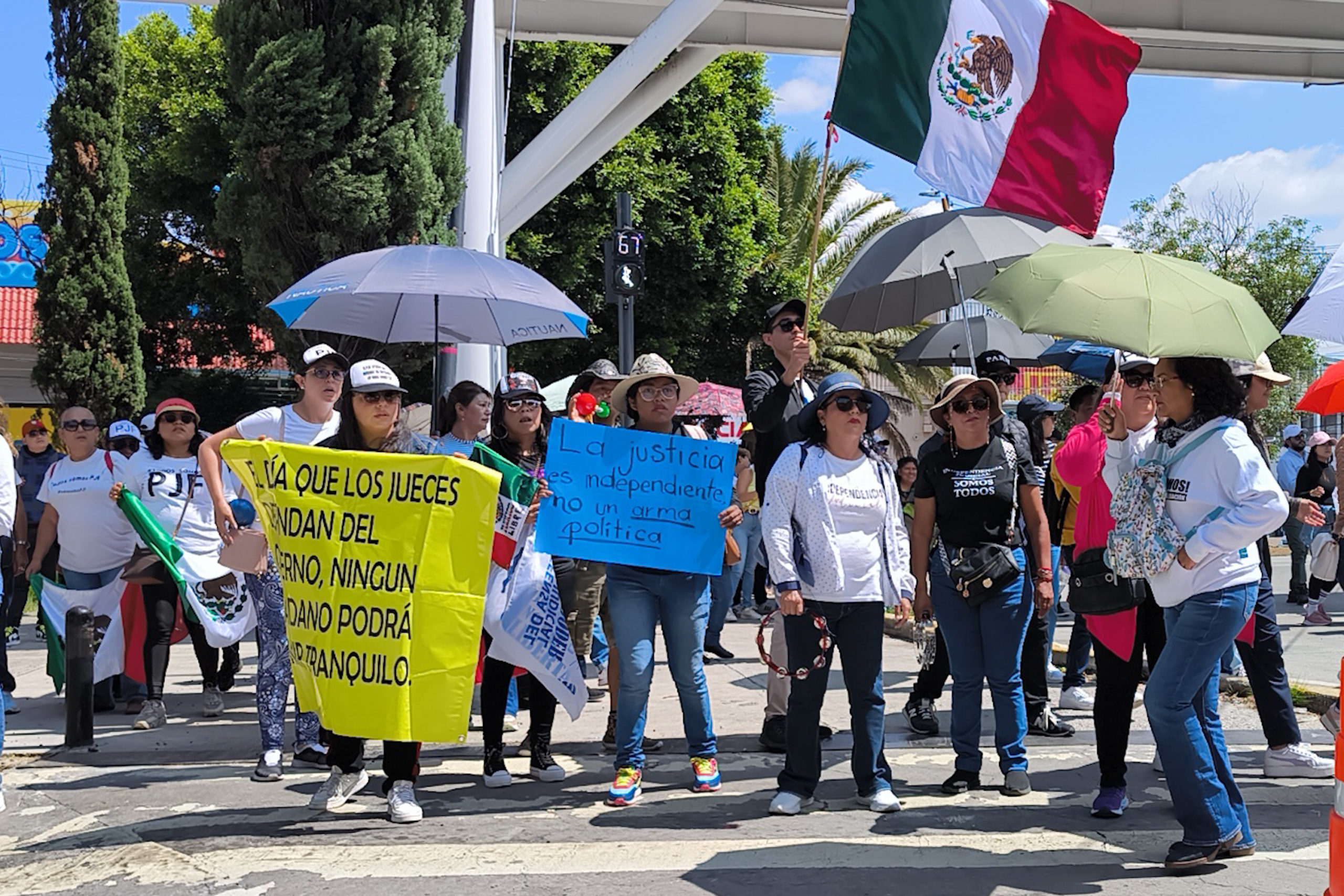 Trabajadores del Poder Judicial bloquean bulevar Hermanos Serdán en Puebla