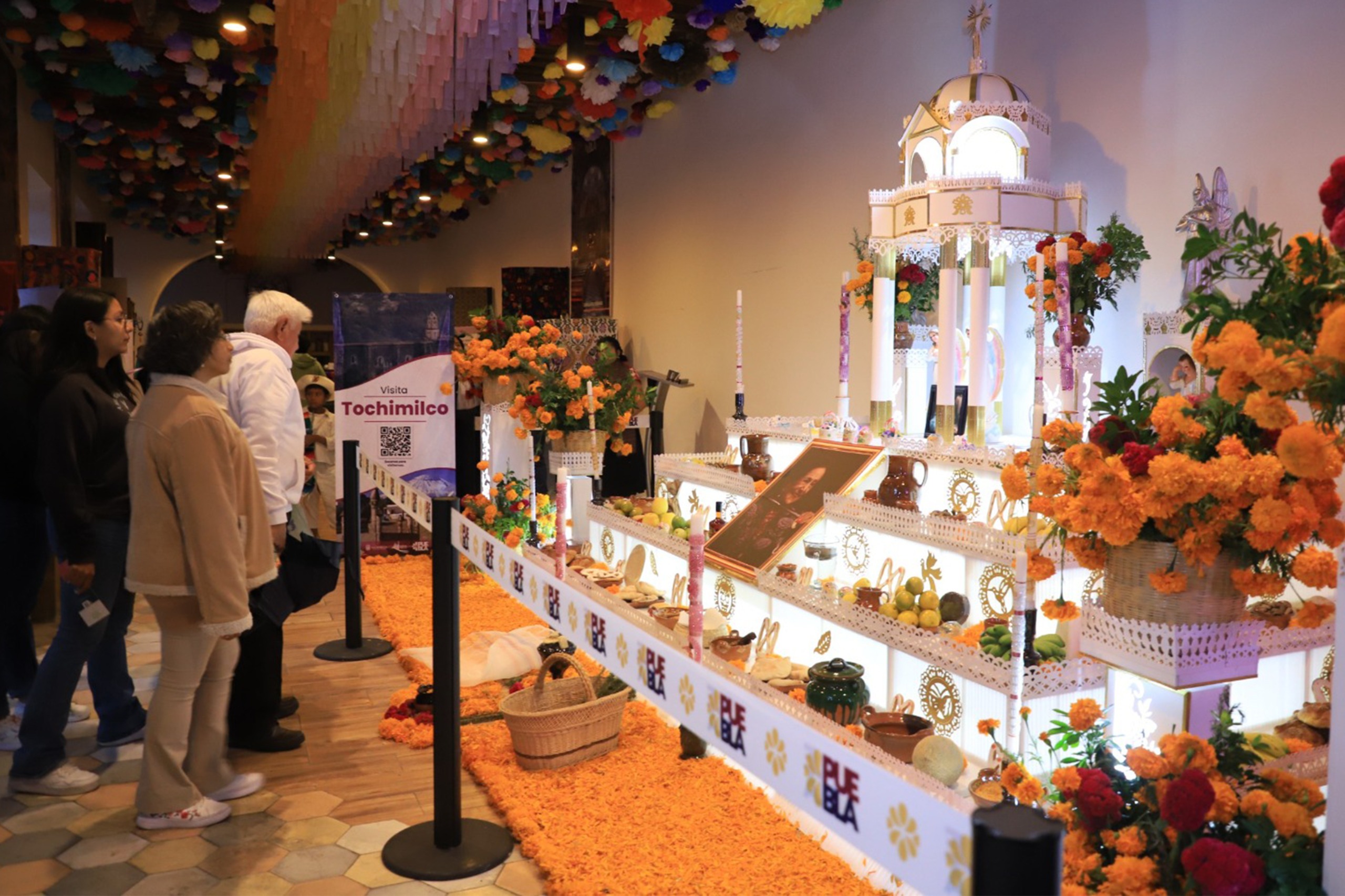 Promueve Turismo altar monumental de Tochimilco en Módulo Turístico de Puebla