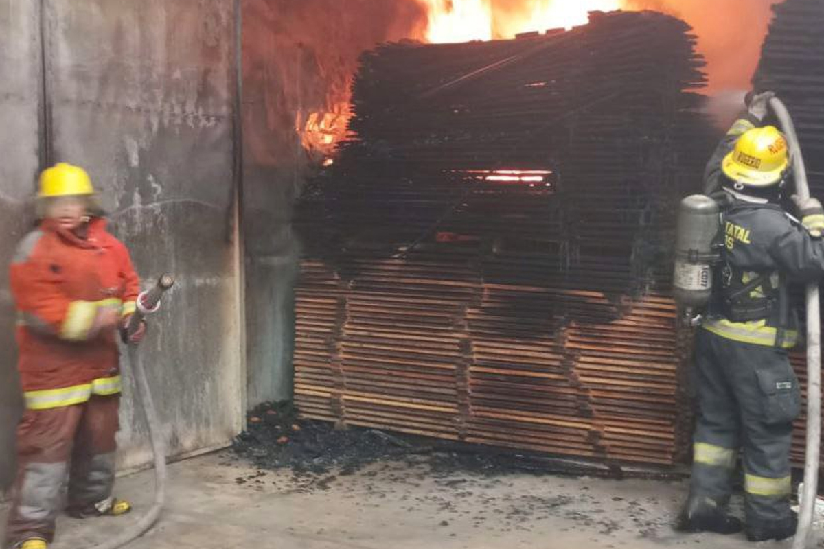 Incendio consume bodega de madera en Cuautlancingo;