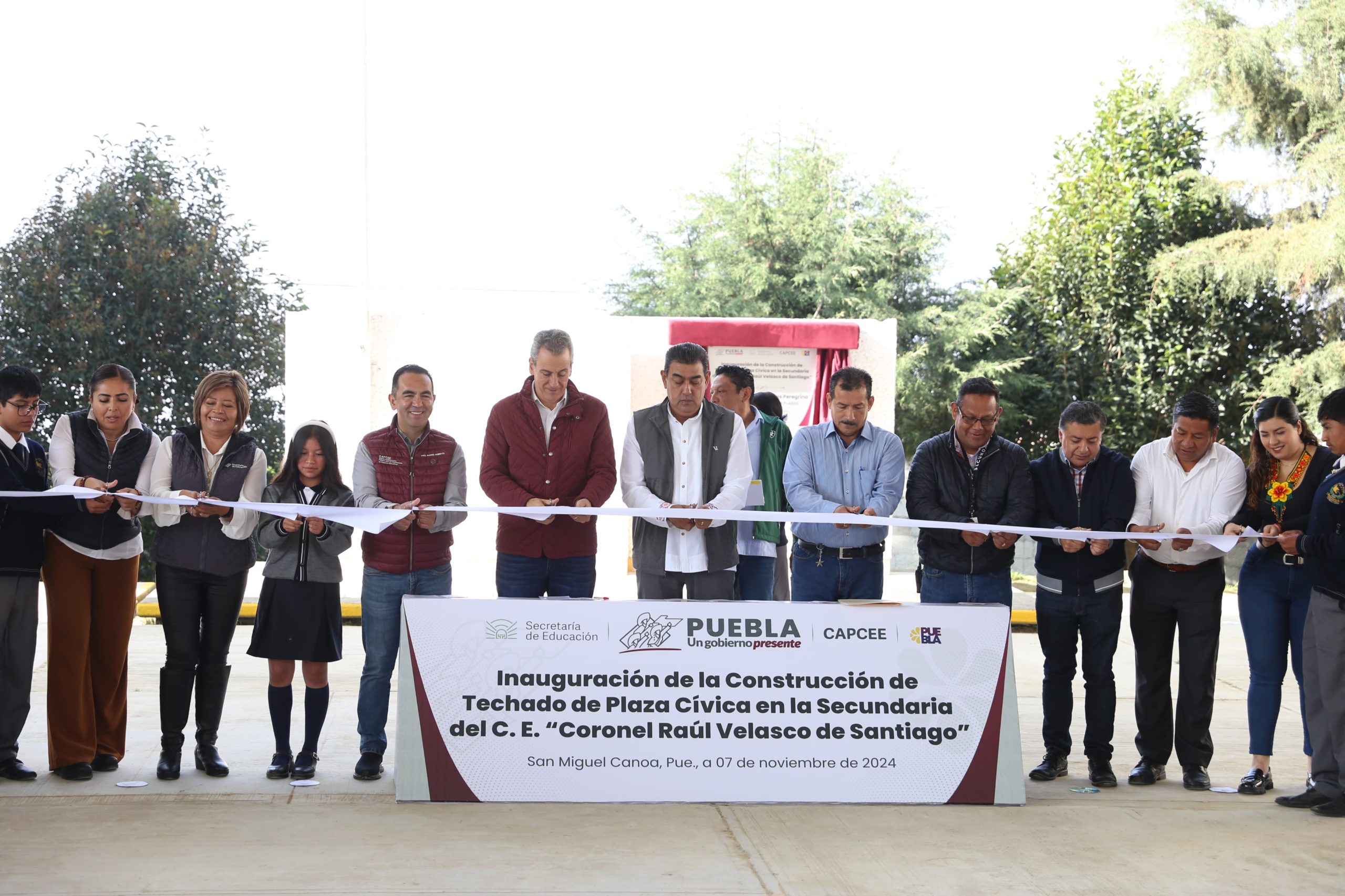 Gobernador de Puebla inaugura obras educativas en San Miguel Canoa, en beneficio de pueblos originarios