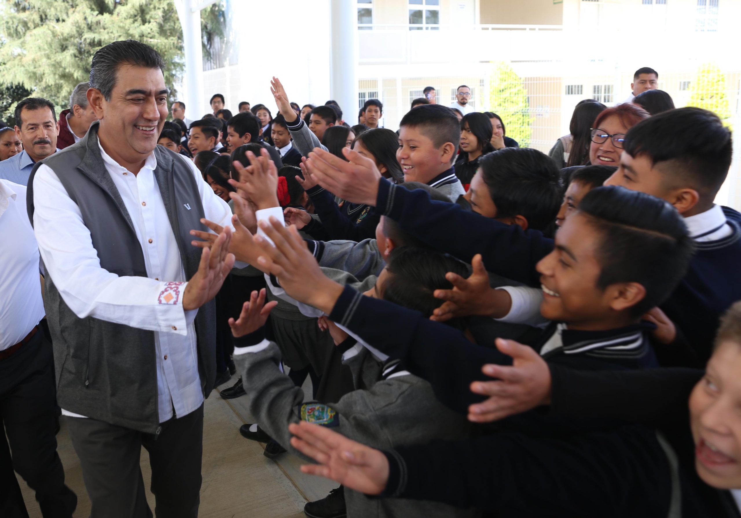 Gobernador de Puebla inaugura obras educativas en San Miguel Canoa, en beneficio de pueblos originarios