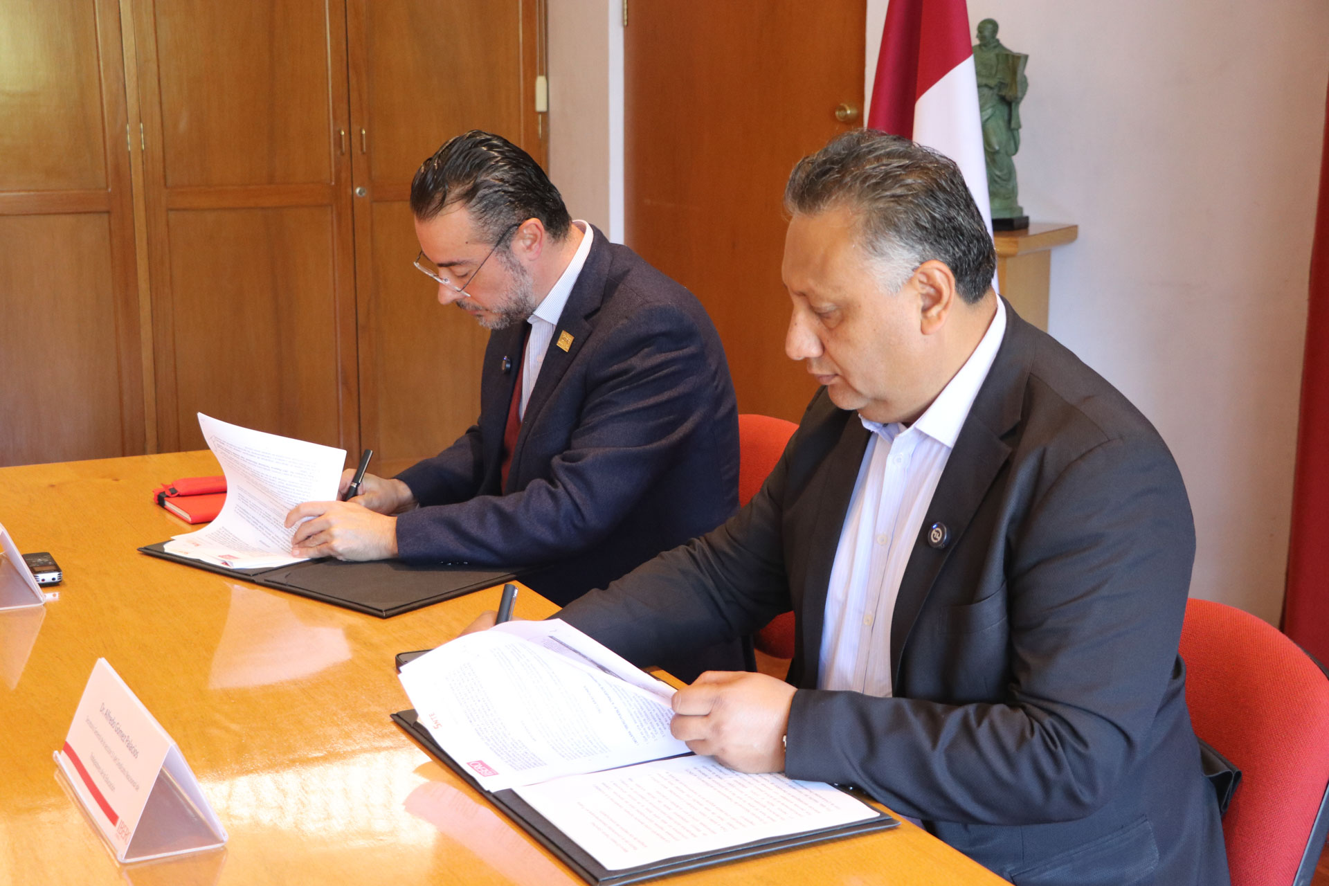 Este estrechamiento de lazos beneficiará a los docentes y sus familias con becas en la Universidad, y múltiples actividades que llenarán de conocimiento al alumnado