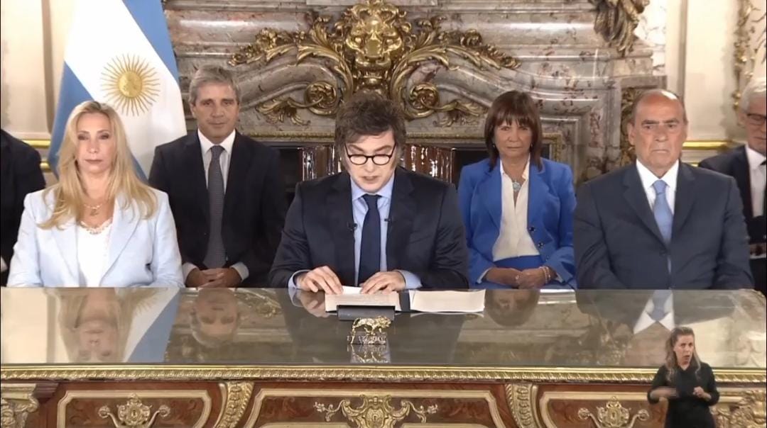 Milei anuncia reducción de impuestos del 90% y el cierre del Banco Central para 2025