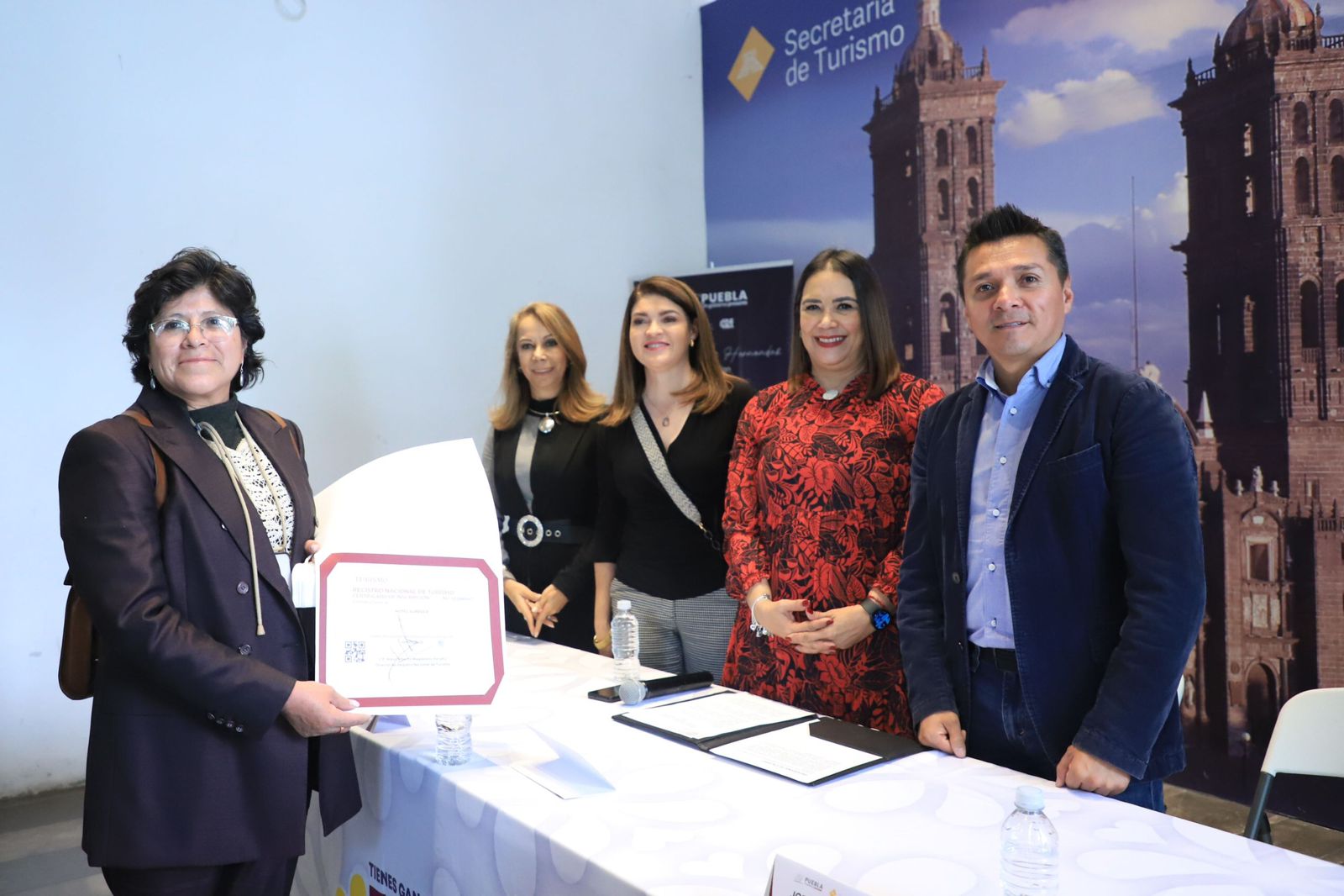 Entrega Sectur Puebla distintivos y Registros Nacionales de Turismo a empresas de Zacatlán