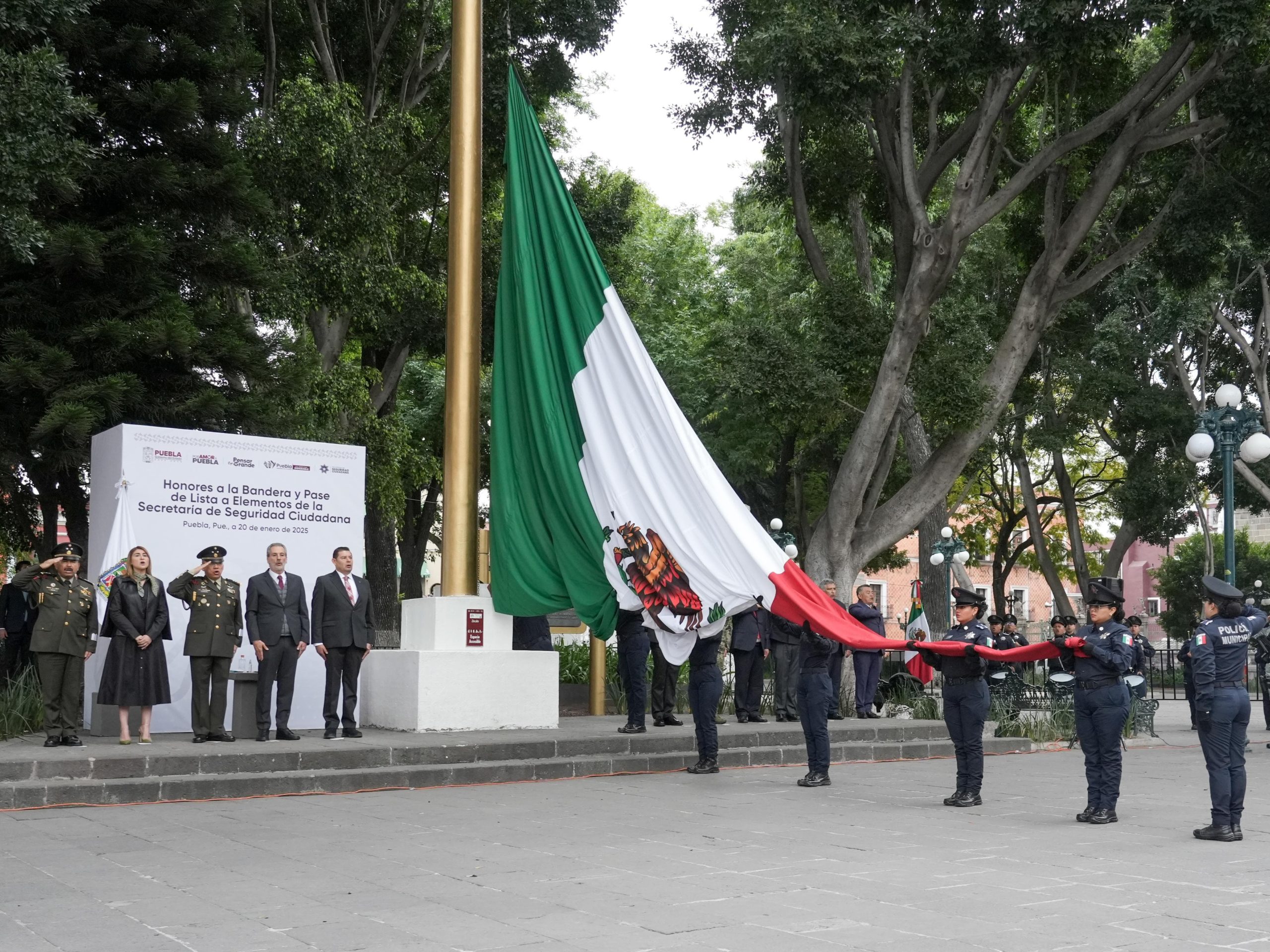 Encabezan Alejandro Armenta y Pepe Chedraui pase de lista a fuerzas municipales en el Zócalo de Puebla