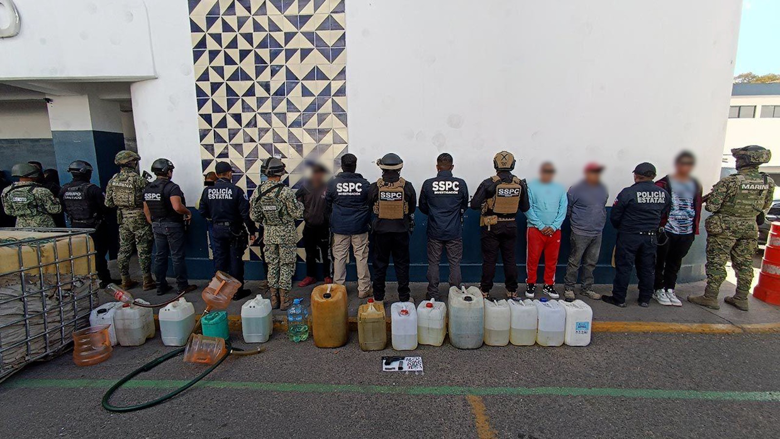 Autoridades de Pemex, en coordinación con SSPC y SSP, detienen a catorce personas por venta ilegal de combustible