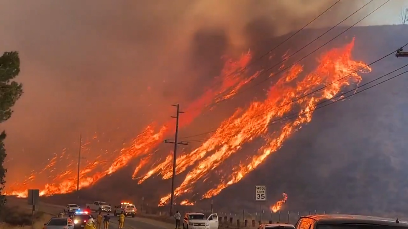 Incendio Hughes en Los Ángeles pone a más de 50 mil personas bajo órdenes de evacuación