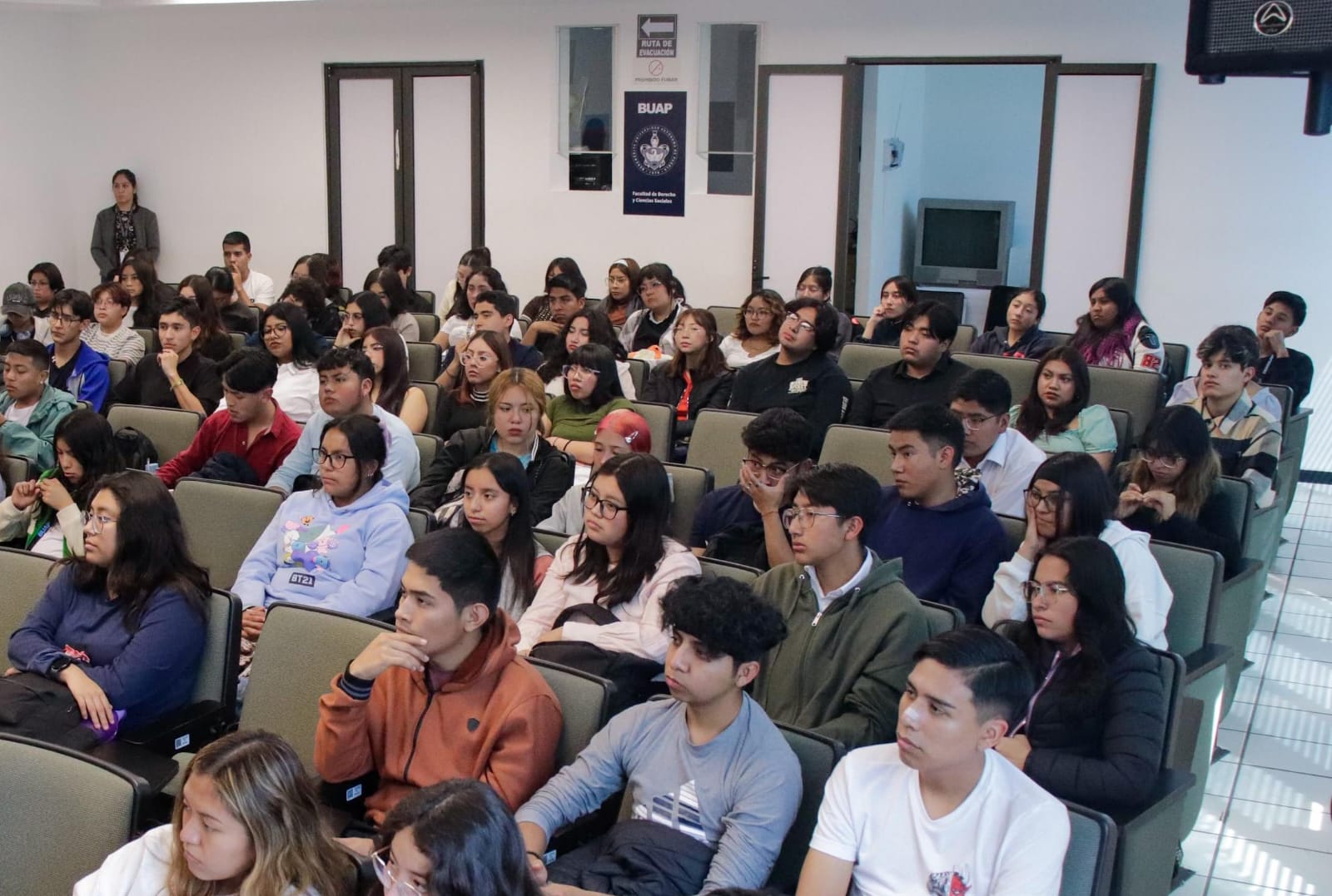 IJMP y Policía Cibernética de Puebla imparten conferencia sobre prevención de delitos digitales
