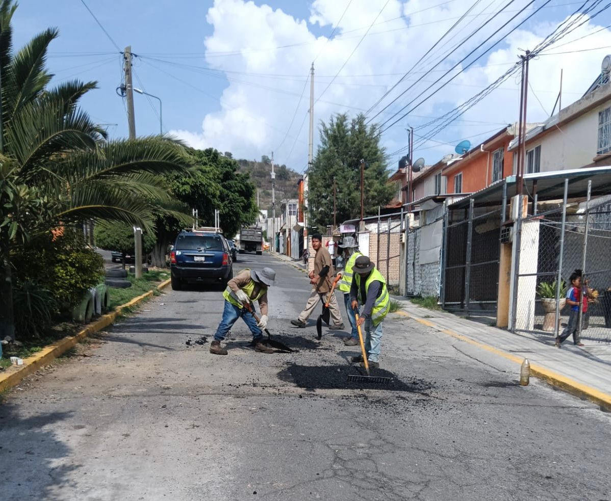 Avanza el programa de bacheo impulsado por la presidenta Ariadna Ayala en Atlixco