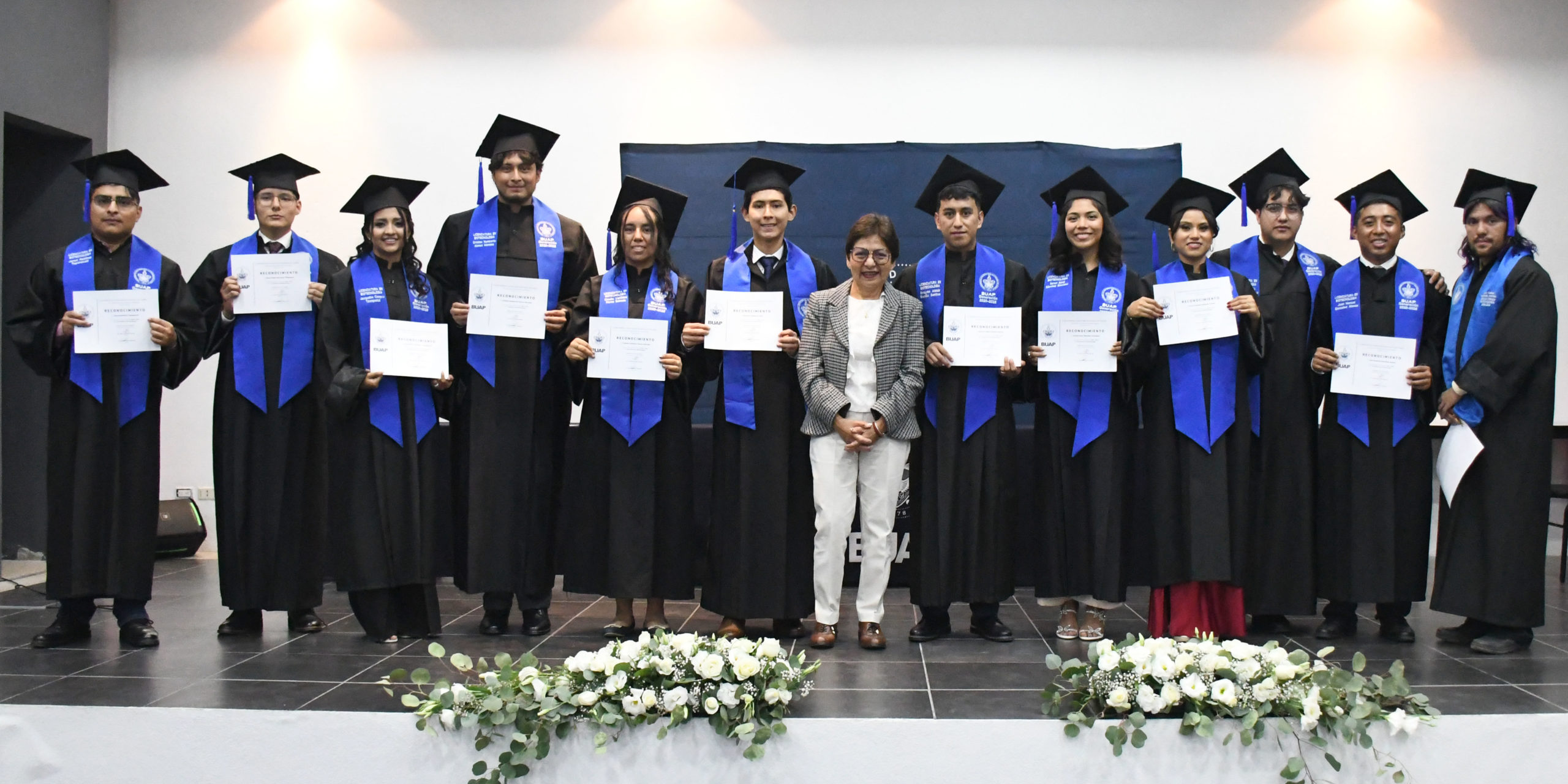 BUAP celebra la graduación de egresados de maestría en microbiología y licenciatura en biotecnología
