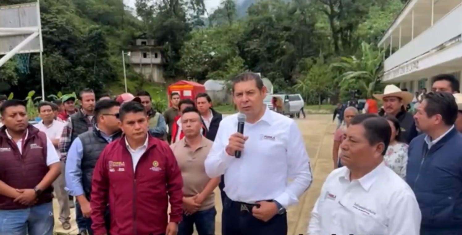 Alejandro Armenta recorrió Eloxochitlán para supervisar los deslaves y daños causados por el huracán Erick