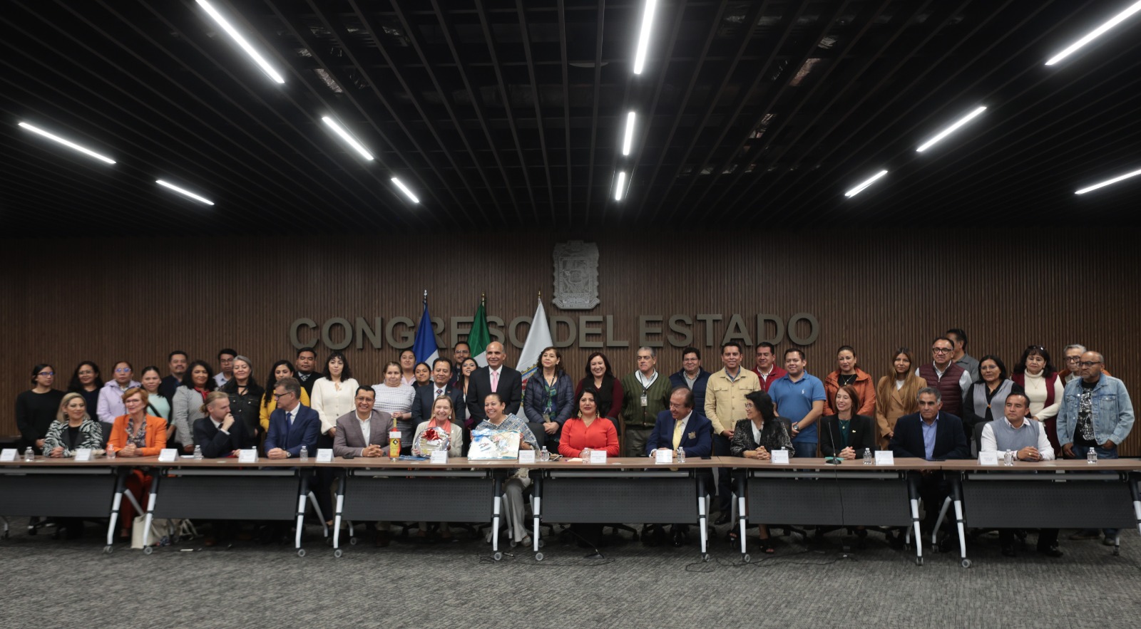 Recibe Congreso de Puebla la visita de la embajadora de Francia en México