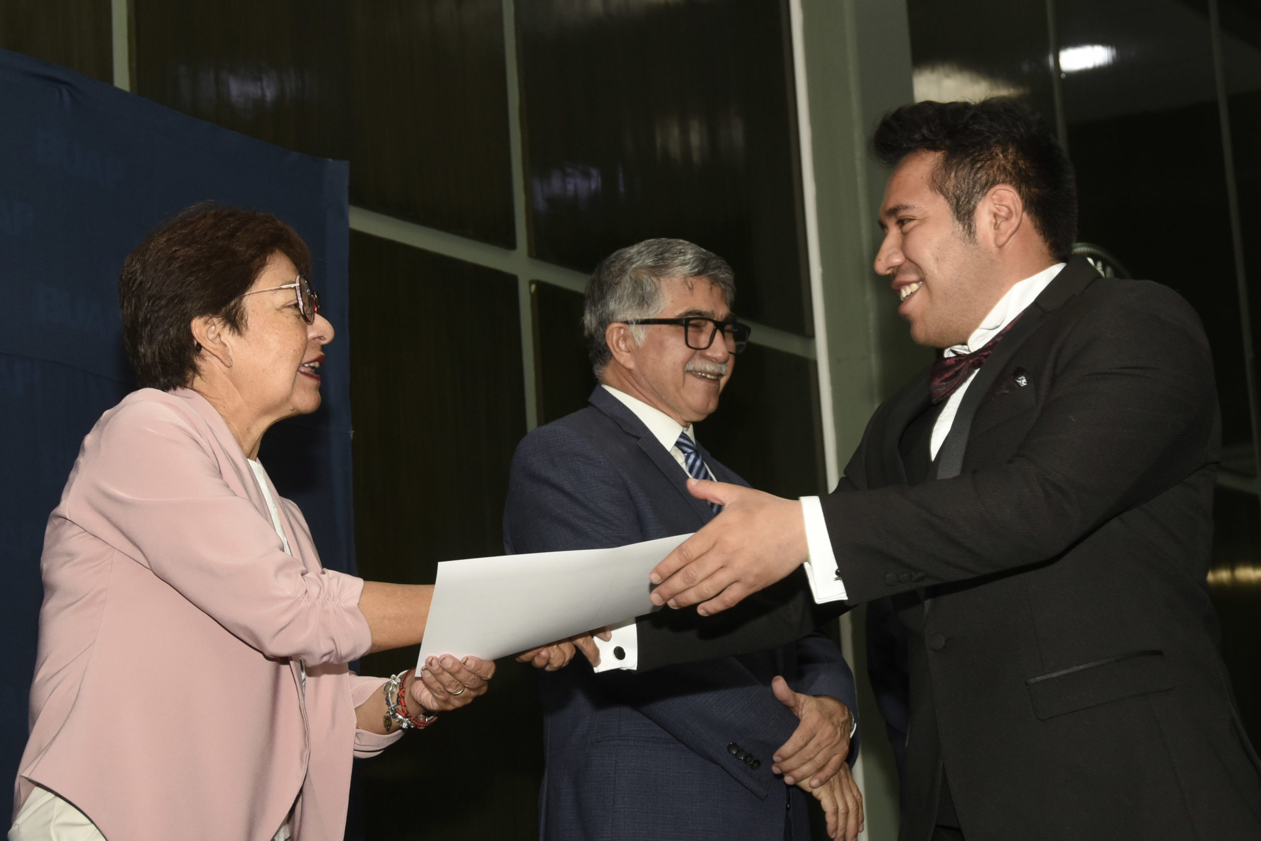 BUAP celebra la graduación de egresados de maestría en microbiología y licenciatura en biotecnología