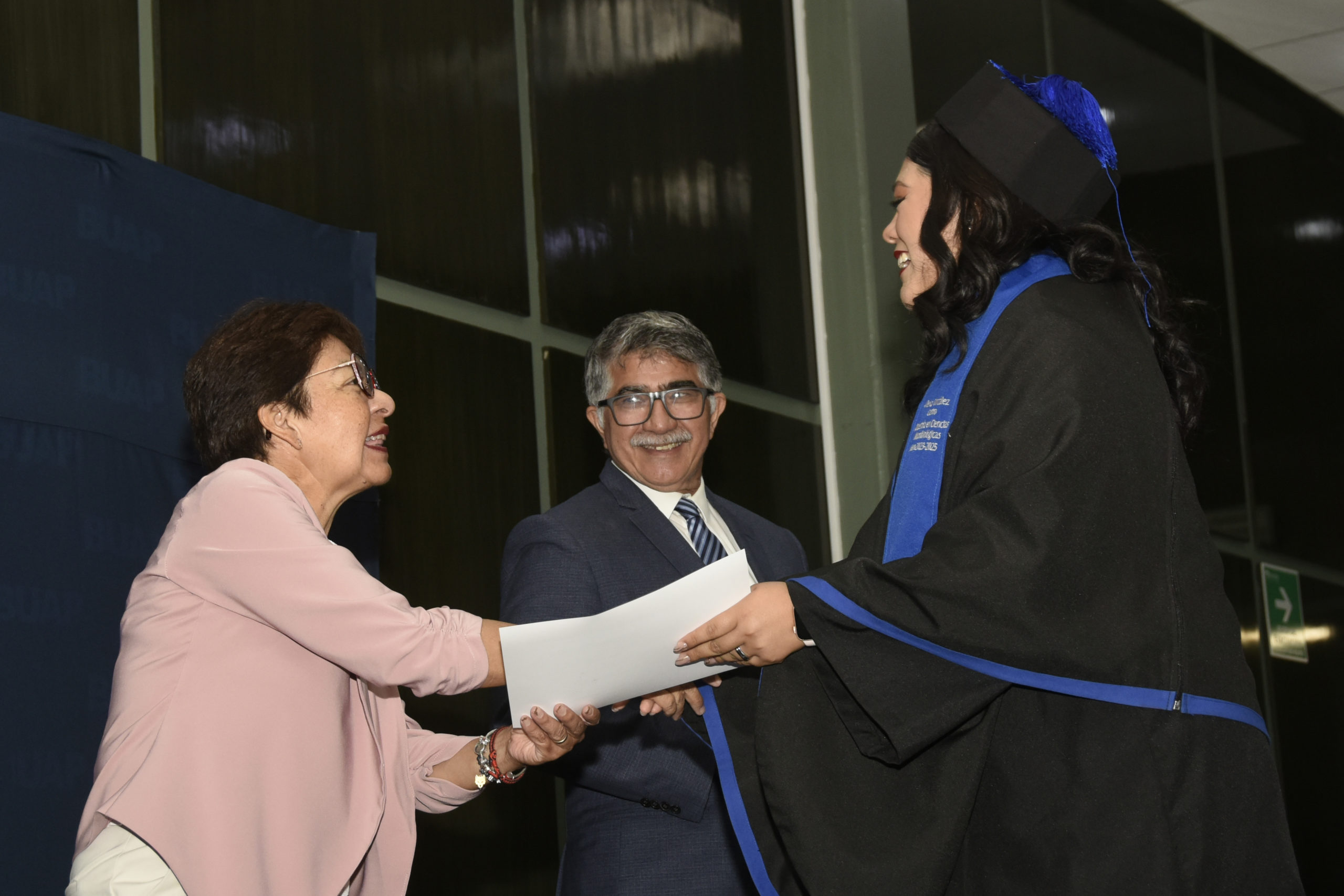 BUAP celebra la graduación de egresados de maestría en microbiología y licenciatura en biotecnología
