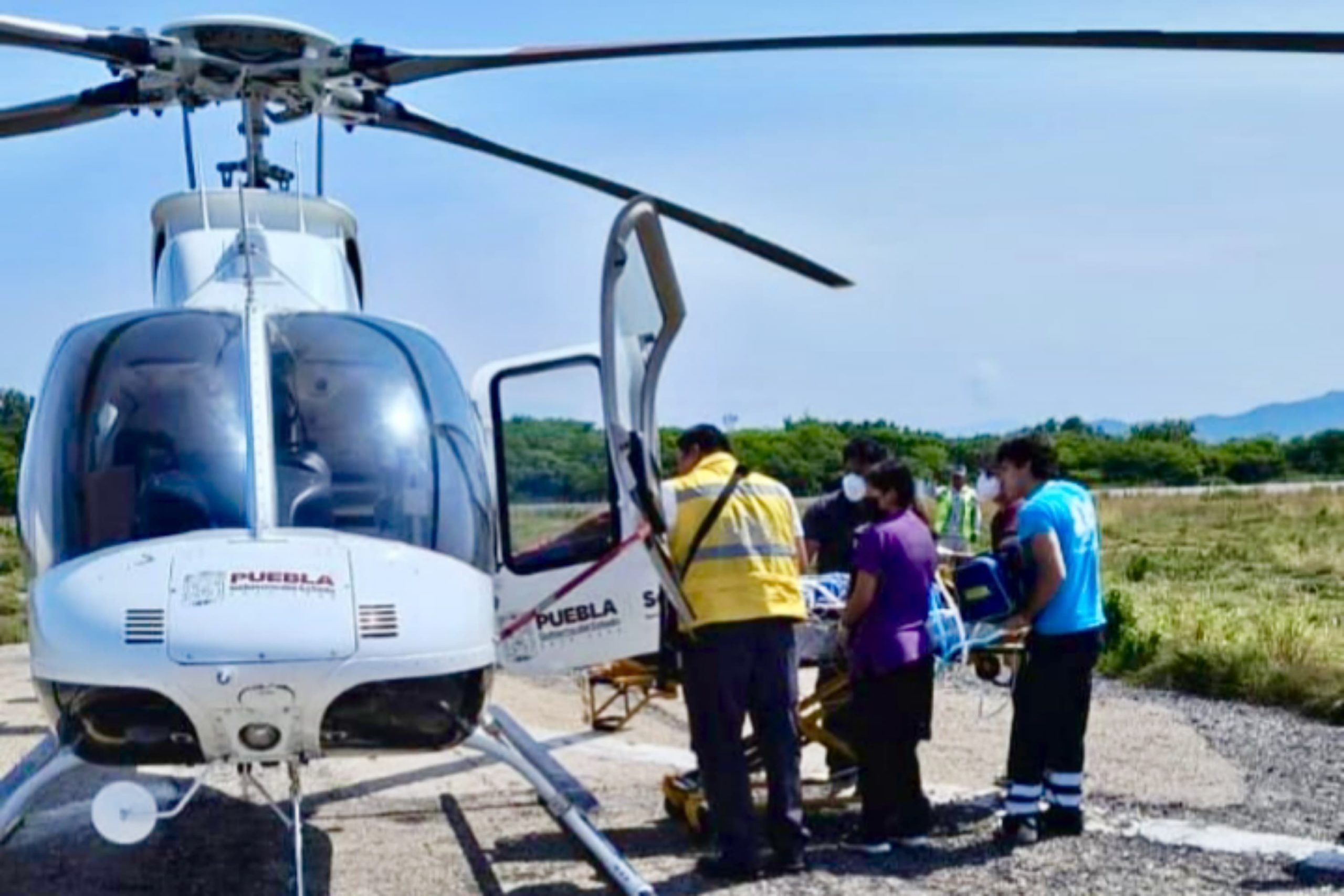 Trasladan a joven en estado crítico desde Oaxaca a Puebla para recibir atención médica especializada