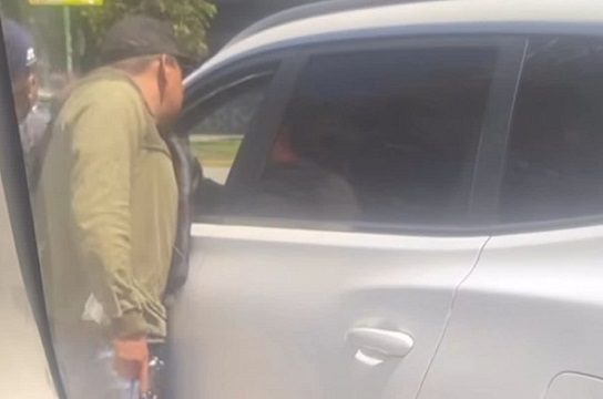 Captan asalto a automovilista en bulevar 5 de Mayo; ladrones armados huyen