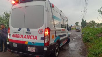 Motociclista sufre caída en San Diego Cuachayotla y se retira sin esperar el auxilio médico