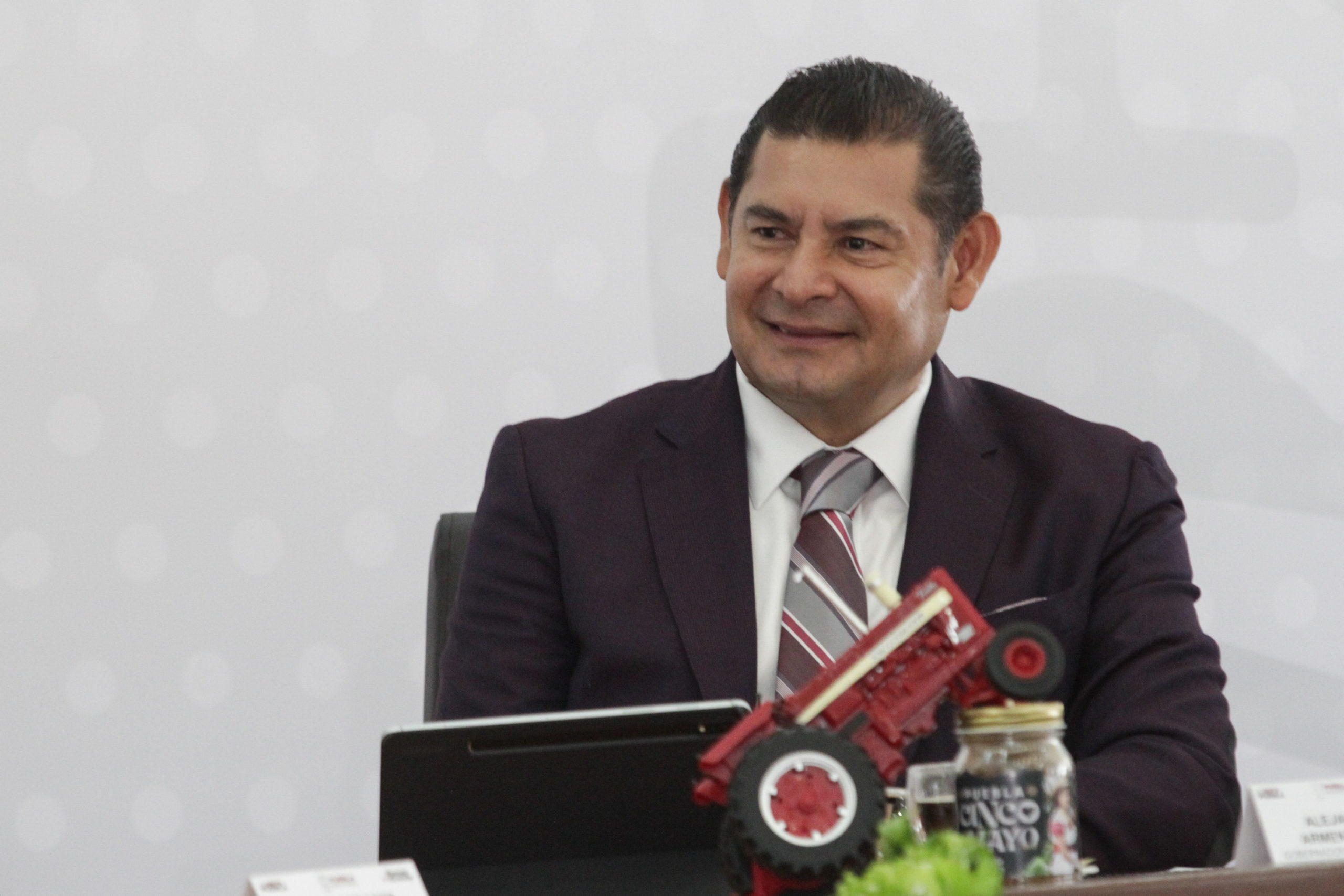 Gobernador Alejandro Armenta convierte polémica en promoción de Chiles en Nogada