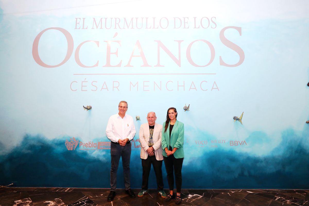 Pepe Chedraui, presidente municipal de Puebla; el artista César Menchaca y Anel Nochebuena, titular del IMACP. Foto: Especial