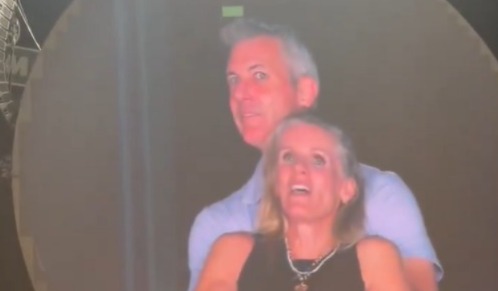 Kiss Cam de Coldplay capta infidelidad en pleno concierto y redes identifican a los involucrados