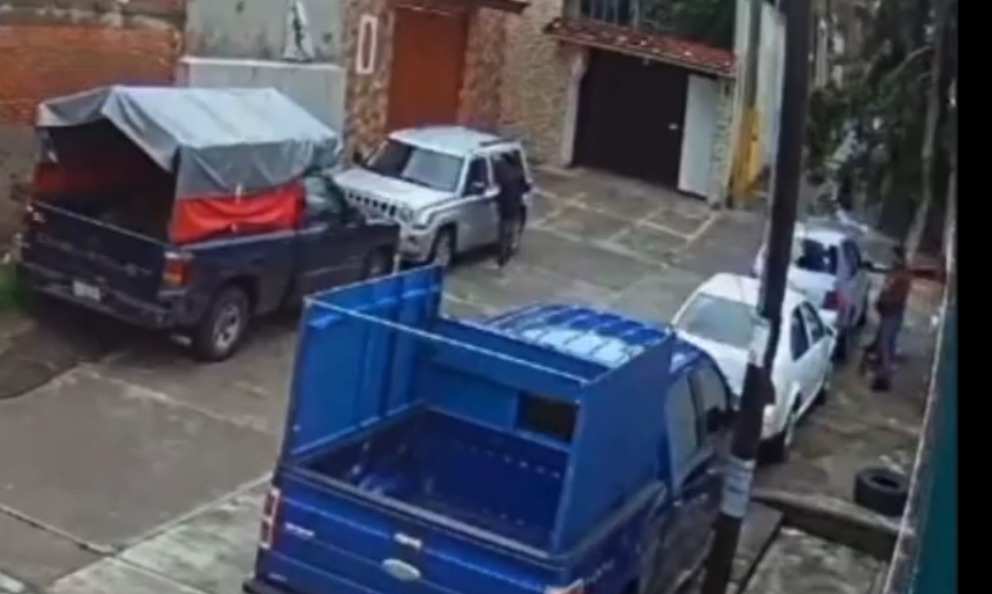 Intentan secuestrar a comerciante en el Mercado Xonaca y le disparan al huir
