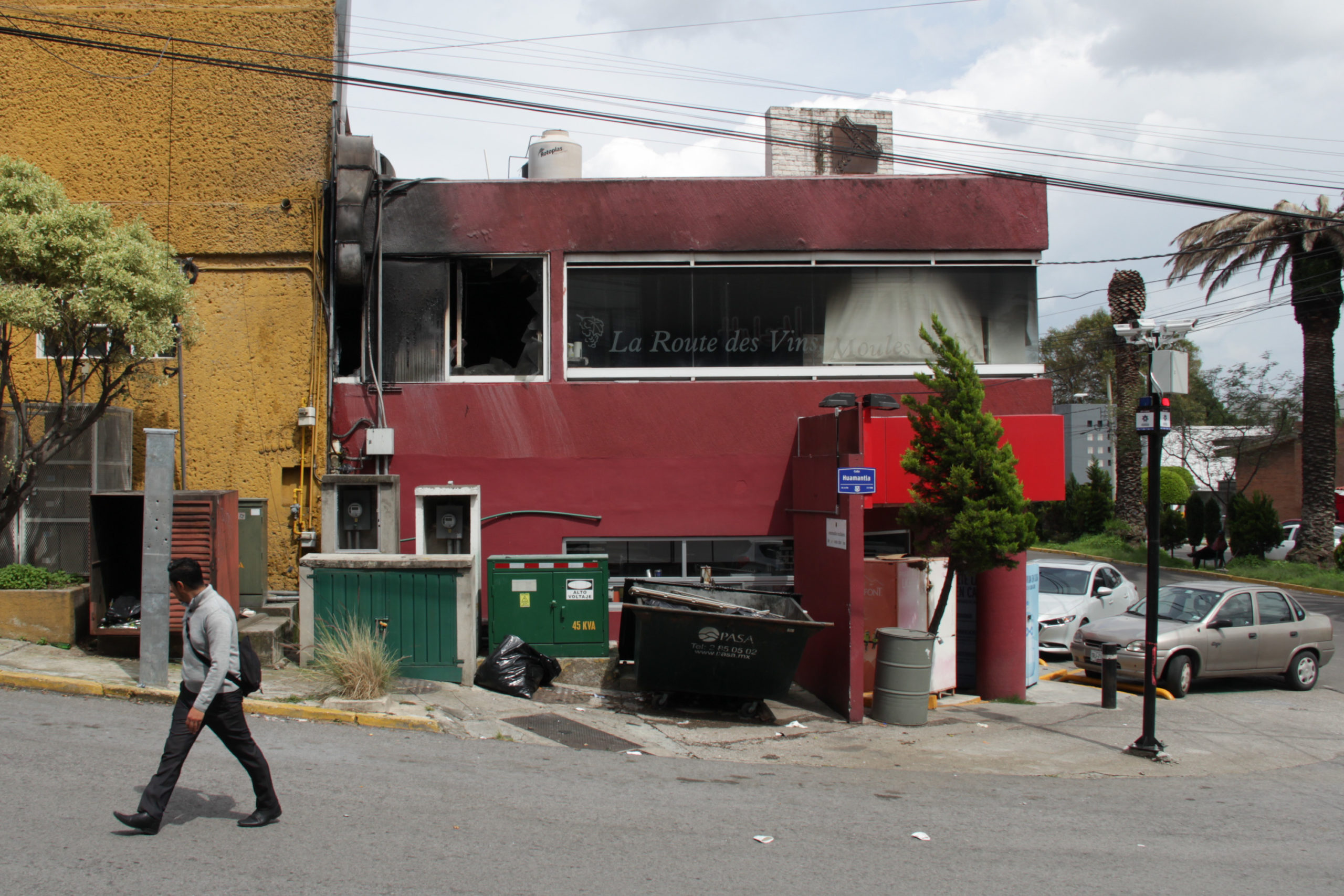 Corto circuito provoca incendio en restaurante La Route Des Vins en colonia La Paz