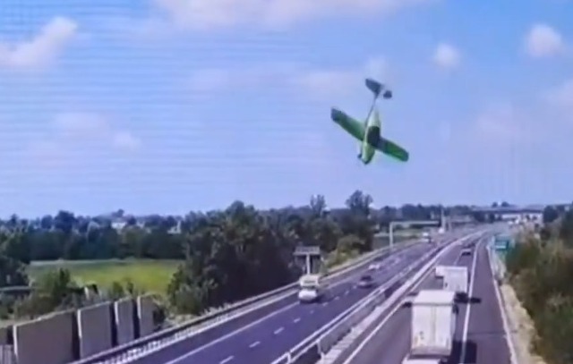 Impactante accidente: avión ligero se estrella en autopista de Italia, provocando la muerte de dos personas