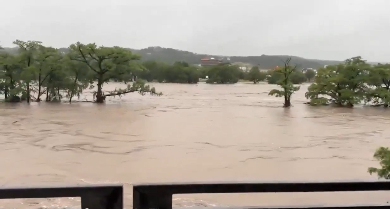 Inundaciones en Texas dejan 13 muertos y 20 niñas desaparecidas en campamento
